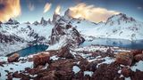 In den Weiten Patagoniens, am südlichen Zipfel des südamerikanischen Kontinents,  schrumpft der Mensch gleichsam und erlebt, wie spektakulär das Nichts sein kann: Hoch oben im Wanderparadies El Chaltén, wo die Winde peitschen und alle Geräusche davontragen, öffnen sich mitten in der Steinwüste prachtvolle Lagunen. Stille Orte, an denen alle Sorgen des Alltags ihre Bedeutung verlieren können