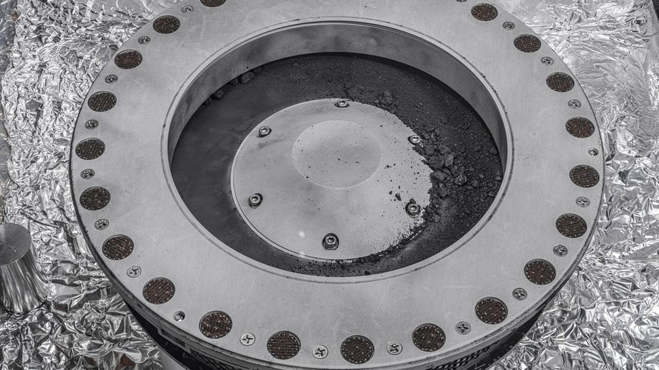 Der Probenbehälter von Osiris-Rex mit Material des Asteroiden