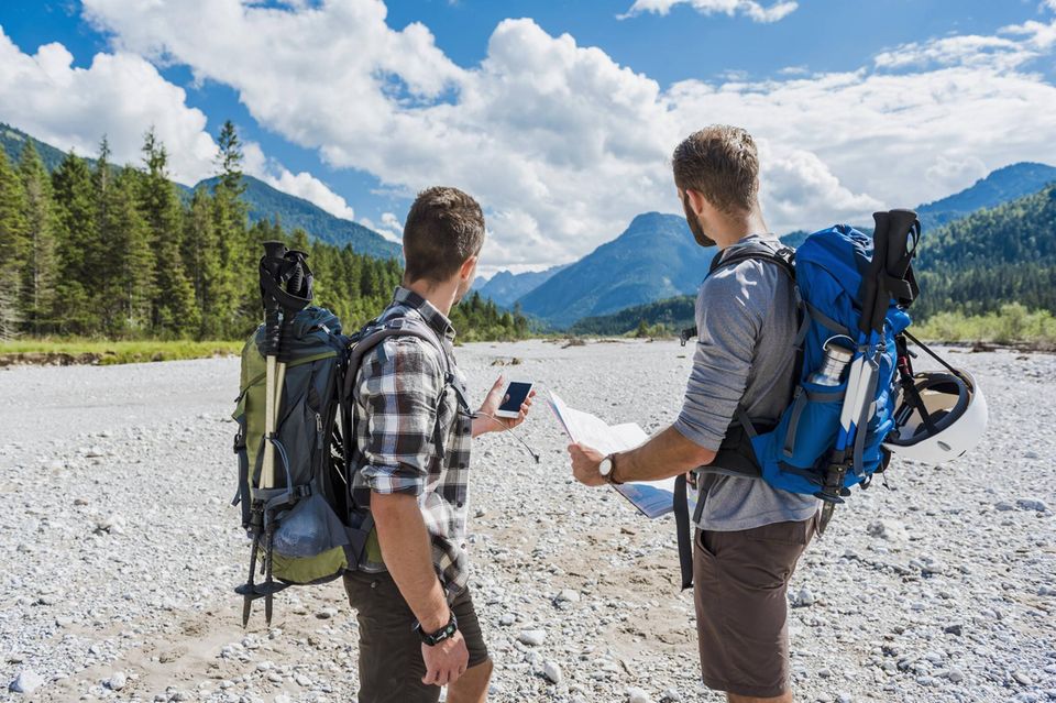 Nimm zwei: Auf dem Weg durch die Alpen helfen Handys enorm - aber auch die gute alte analoge Karte hat nicht ausgedient, sie dient als zweie Quelle und damit der Sicherheit