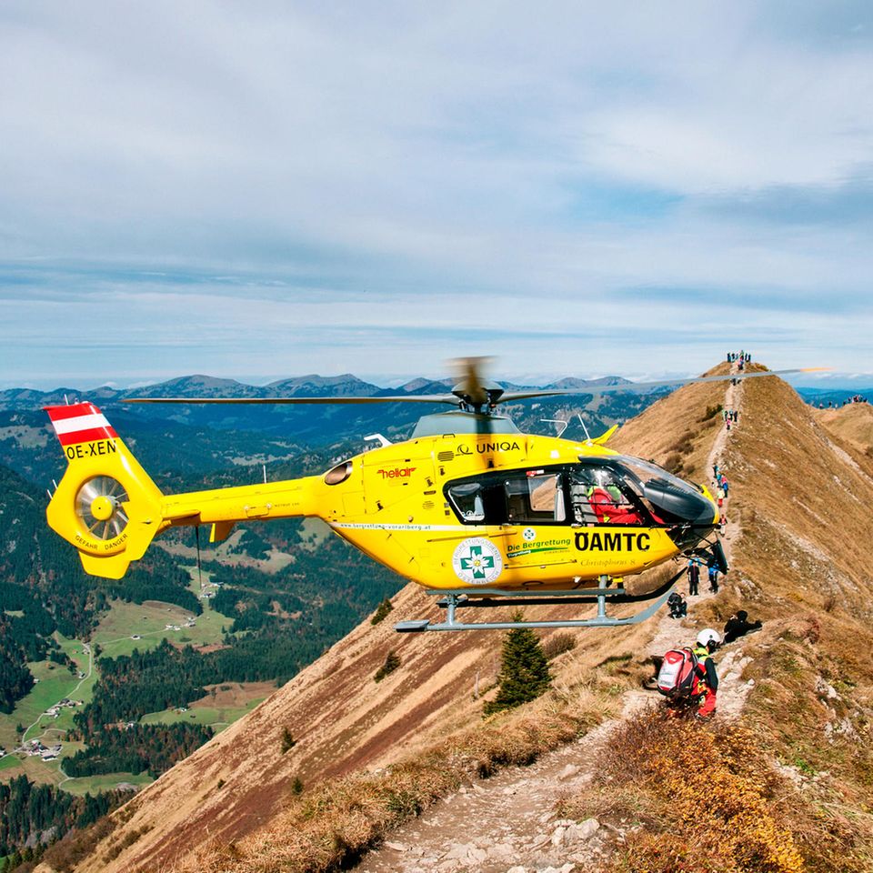 Luftrettung am Fellhorn-Gipfel, mit Blick ins österreichische Kleinwalsertal. Inzwischen rückt die Bergwacht immer häufiger aus, weil sich Wandernde bei ihrer Orientierung allein auf Apps verlassen -  bei umsichtiger Benutzung der digitalen Karten ließen sich allerdings viele Unfälle vermeiden