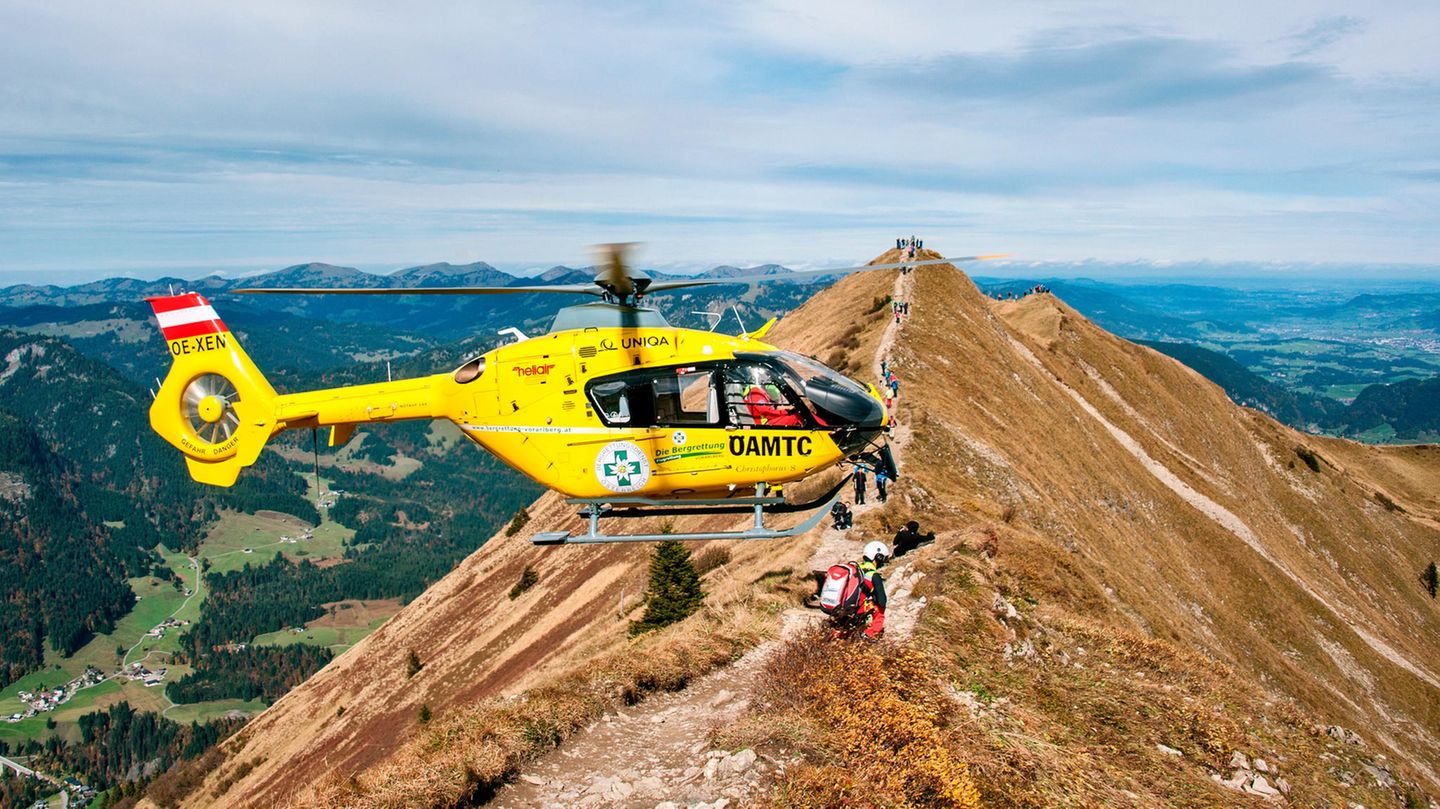 Luftrettung am Fellhorn-Gipfel, mit Blick ins österreichische Kleinwalsertal. Inzwischen rückt die Bergwacht immer häufiger aus, weil sich Wandernde bei ihrer Orientierung allein auf Apps verlassen -  bei umsichtiger Benutzung der digitalen Karten ließen sich allerdings viele Unfälle vermeiden