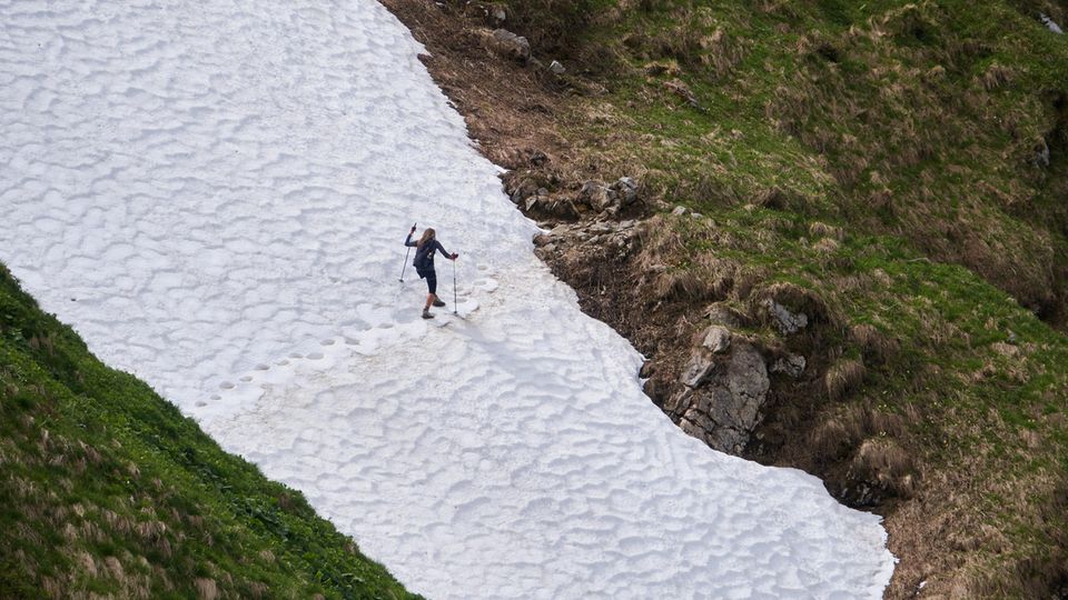 Bergsport-Experte: Keine ungewöhnliche Situation: Sogar im Frühjahr oder Herbst bedecken in den Alpen hin und wieder Schneefelder die Wanderwege, die den Schwierigkeitsgrad erhöhen können. Wer sich als Anfänger dafür nicht fit genug fühlt oder das falsche Schuhwerk gewählt hat, dreht besser um Keine ungewöhnliche Situation: Sogar im Frühjahr oder Herbst bedecken in den Alpen hin und wieder Schneefelder die Wanderwege, die den Schwierigkeitsgrad erhöhen können. Wer sich als Anfänger dafür nicht fit genug fühlt oder das falsche Schuhwerk gewählt hat, dreht besser um