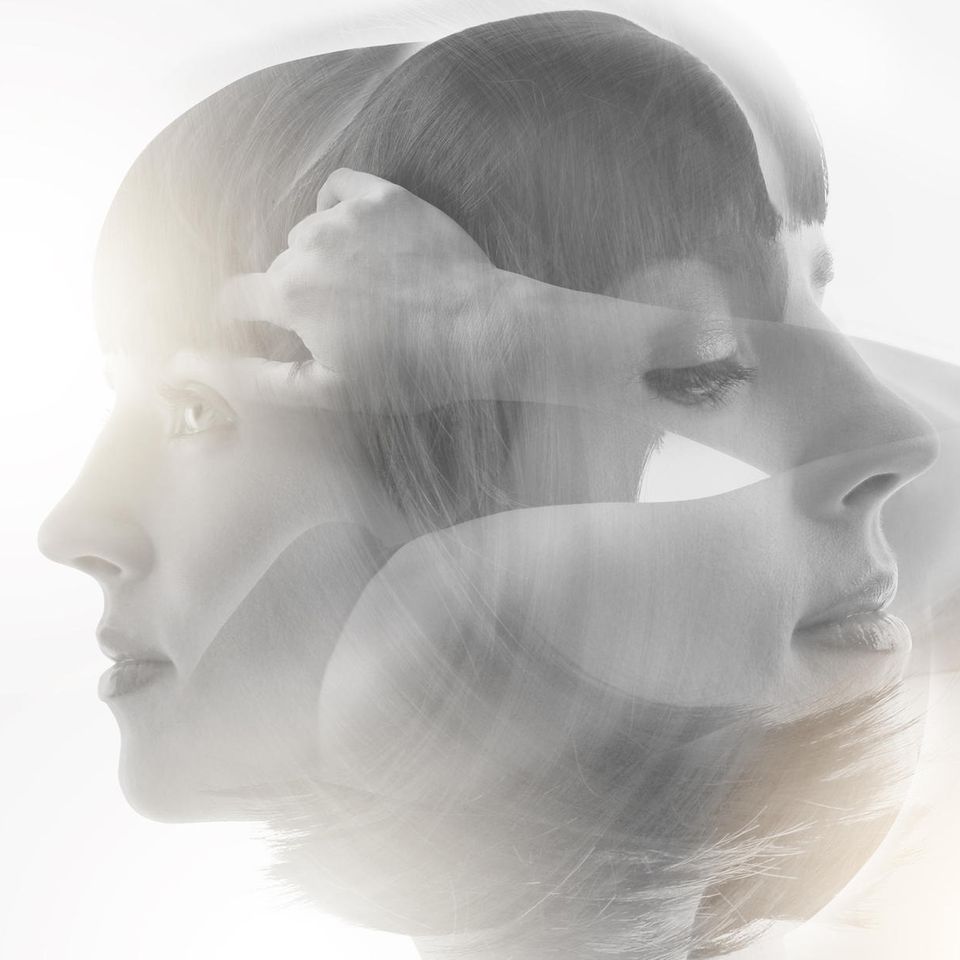 Hypnotische Trance blieb lange rätselhaft. Forschende verstehen besser, was im Gehirn passiert. Der Zustand ähnelt einem "subchaotischem Zustand", wie er auch unter psychoaktiven Substanzen zu beobachten ist - dadurch lassen sich Selbstkonzepte offenbar leichter überschreiben 