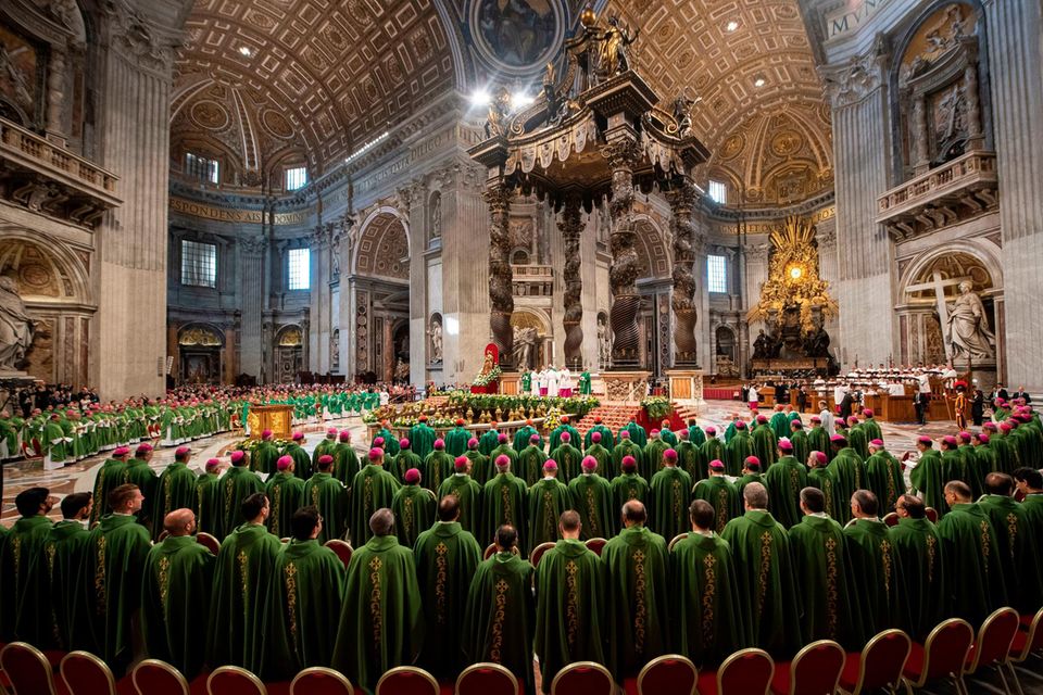 viele Bischöfen in grünen Roben im Innern der Synode in Rom