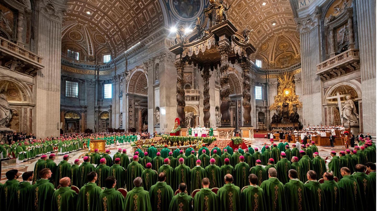 viele Bischöfen in grünen Roben im Innern der Synode in Rom