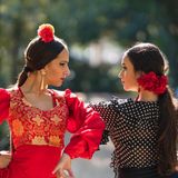 Zwei Frauen tanzen Flamenco in traditioneller Kleidung