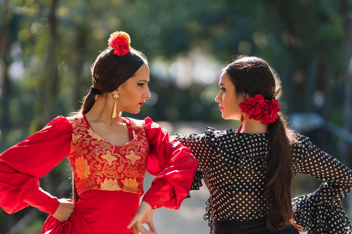 Zwei Frauen tanzen Flamenco in traditioneller Kleidung