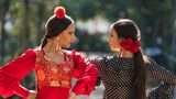 Zwei Frauen tanzen Flamenco in traditioneller Kleidung