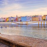 Blick über den Fluss auf die bunten Häuser von Triana