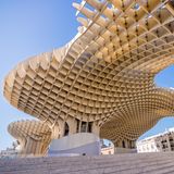 Blick von unten auf das Holzbauwerk