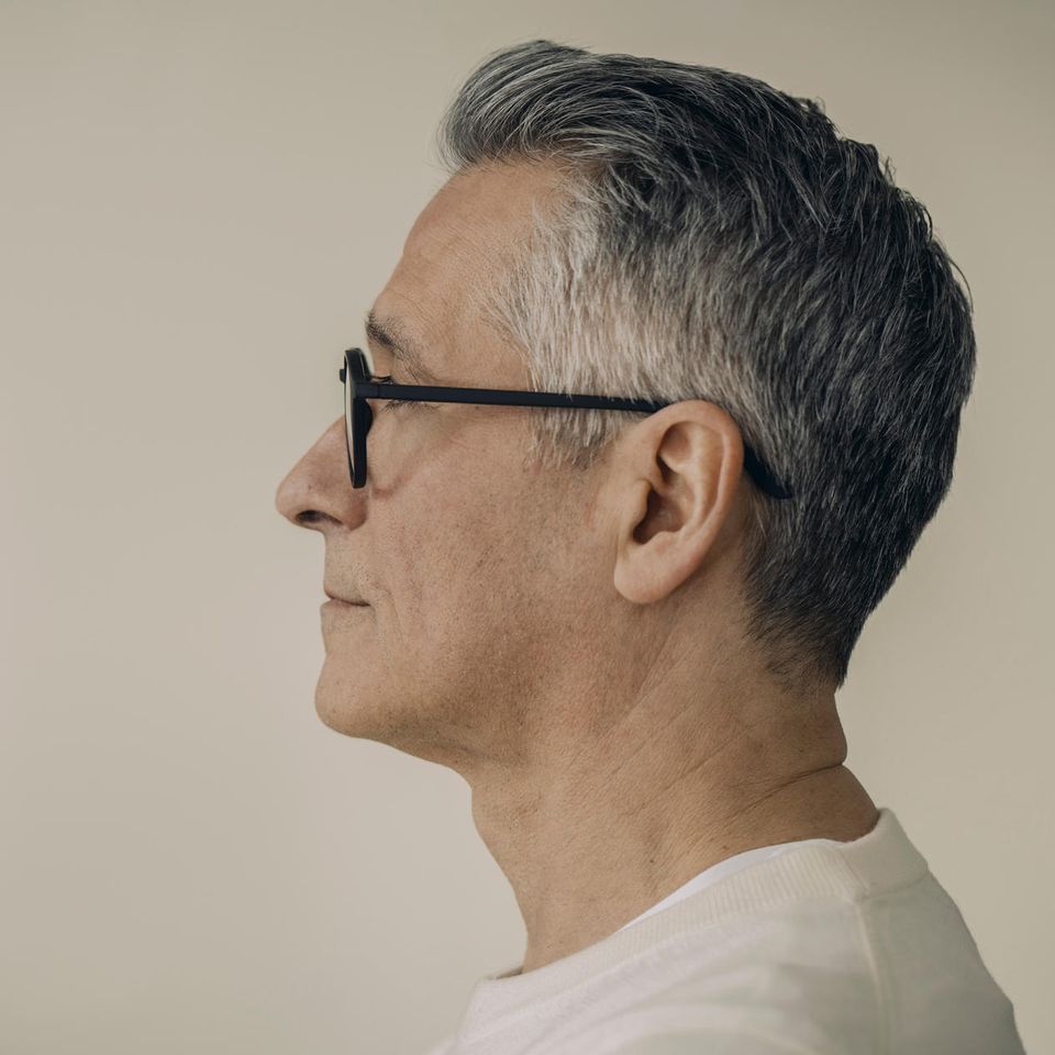 Mann mit Brille blickt zur Seite