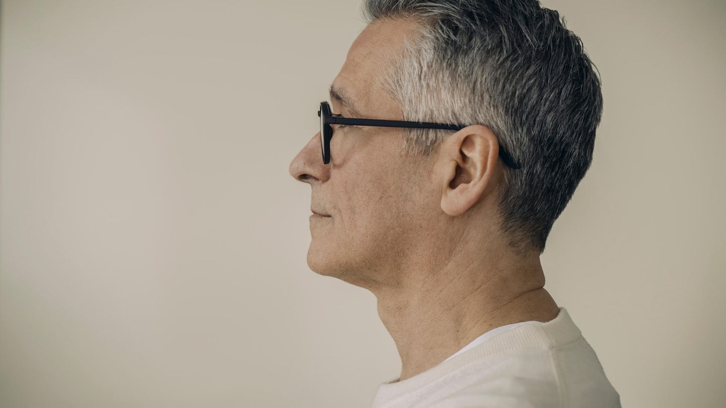 Mann mit Brille blickt zur Seite