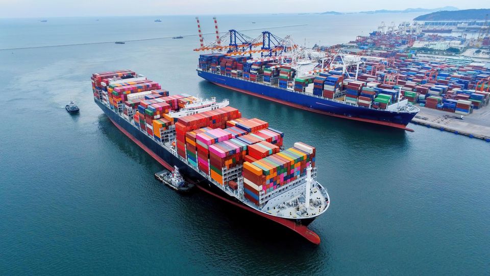 Gigantische Containerschiffe transportieren Waren rund um die Welt.