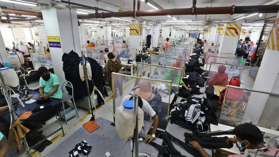 Wenig Lohn, lange Arbeitszeiten – so schuften Näherinnen und Näher etwa in Bangladesch, um unsere Klamotten billig herzustellen.