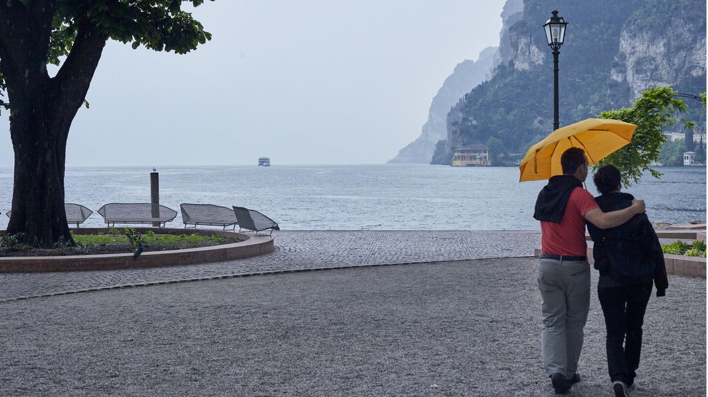 Paar spaziert bei Regen am Gardasee