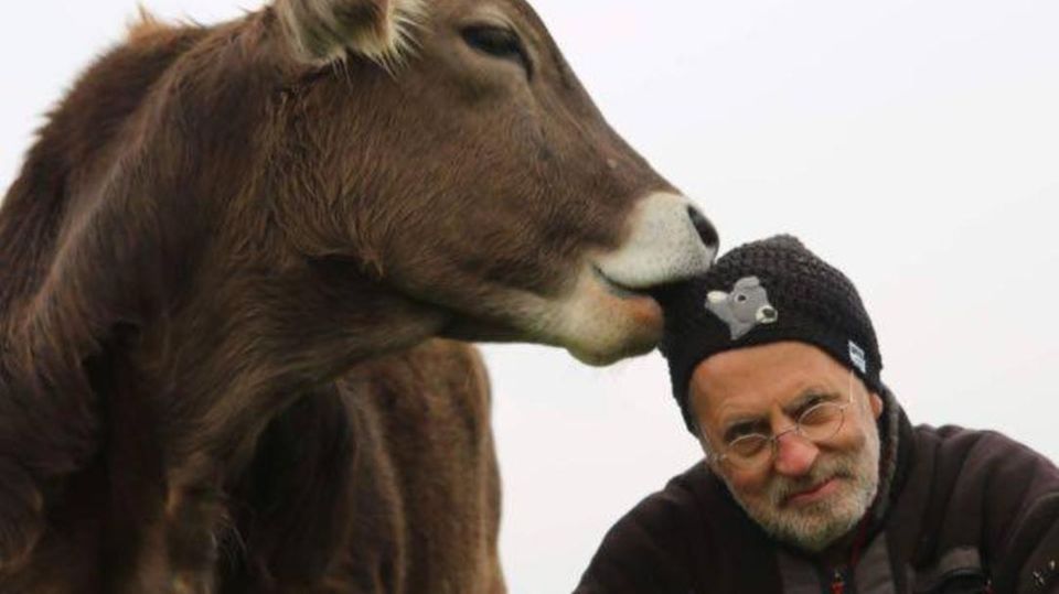 Jan Gerdes wuchs auf dem landwirtschaftlichen Betrieb seiner Eltern auf. Nachdem er sein Biologie- und Mathematikstudium aus familiären Gründen abbrechen musste, wurde er Landwirtschaftsmeister und übernahm den elterlichen Betrieb. Im Jahr 2001 schaffte Gerdes die sogenannte Nutztierhaltung ab und verwandelte den Hof Butenland in Niedersachsen in ein "Kuhaltersheim", das sich vor allem durch Spenden finanziert.