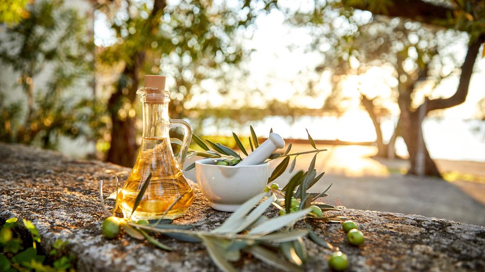 Olivenöl vor Olivenbäumen, Italien Olivenöl vor Olivenbäumen, Italien