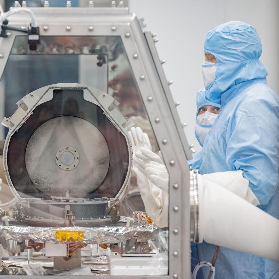 Forschende öffnen den Deckel des Probenbehälters von Osiris-Rex Forschende öffnen den Deckel des Probenbehälters von Osiris-Rex