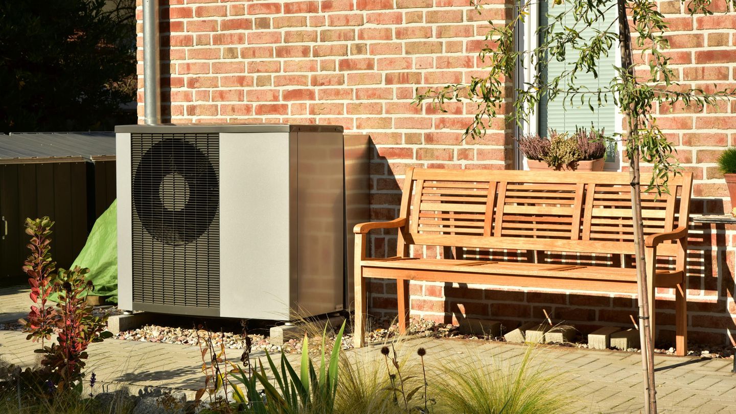 Wärmepumpe vor Klinkerbau