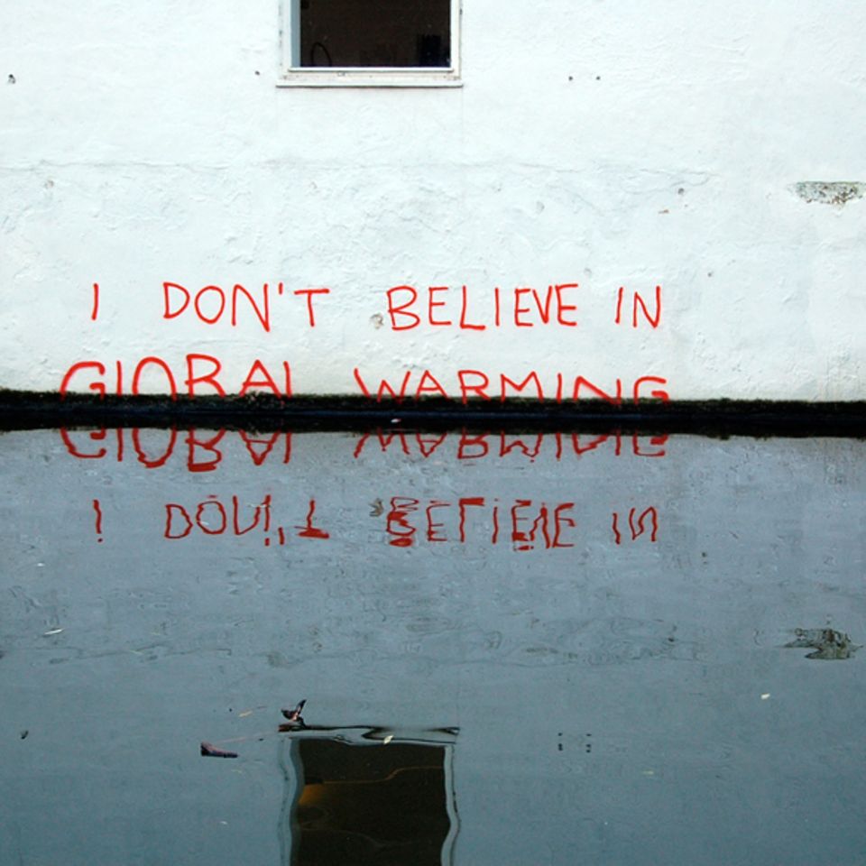 "Ich glaube nicht an die globale Erwärmung": Dieses ironische Graffiti wird dem Street-Art-Künstler Banksy zugeschrieben      Copyright Foto: Magnus D / Flickr / CC BY 2.0
