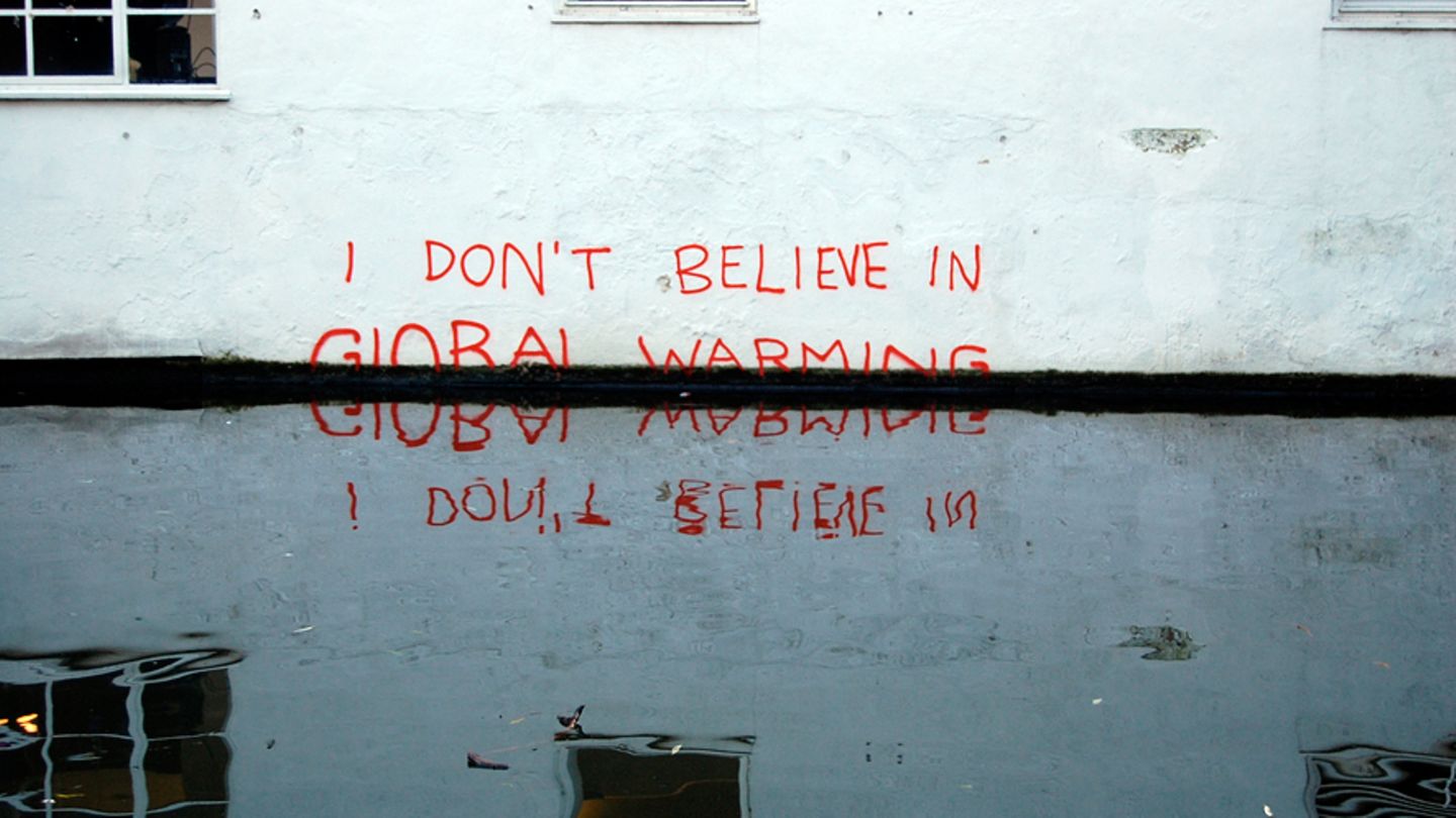 "Ich glaube nicht an die globale Erwärmung": Dieses ironische Graffiti wird dem Street-Art-Künstler Banksy zugeschrieben      Copyright Foto: Magnus D / Flickr / CC BY 2.0