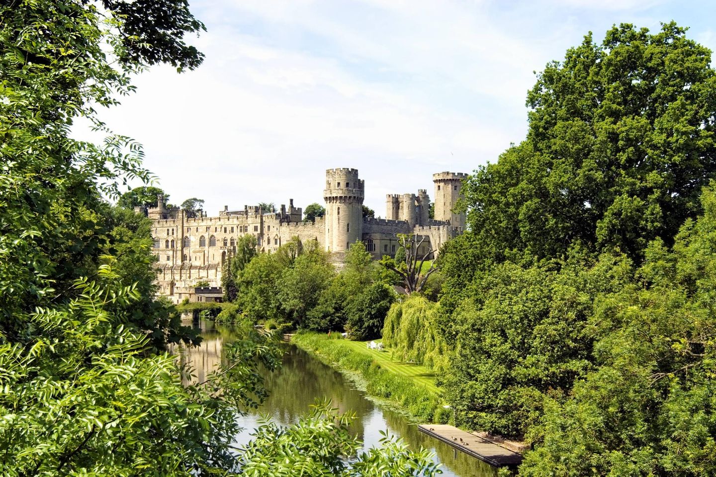 Platz 10: Warwick Castle Aussicht auf die Burg Warwick, einer mittelalterlichen Burg in Warwickshire am Fluss Avon, England