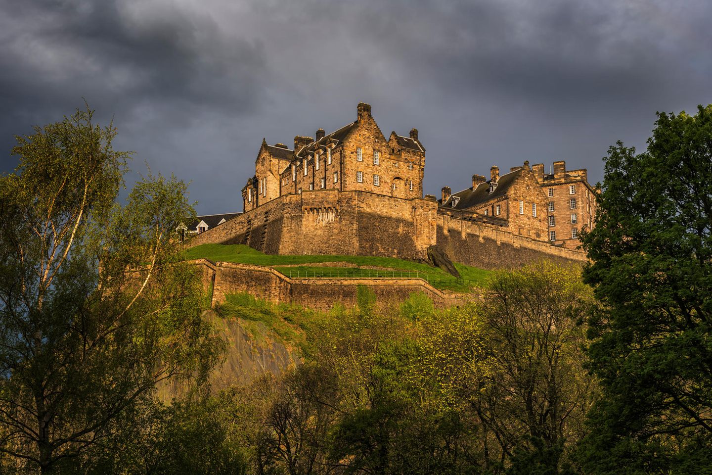 Scotland, Edinburgh, Edinburgh Castle at dusk