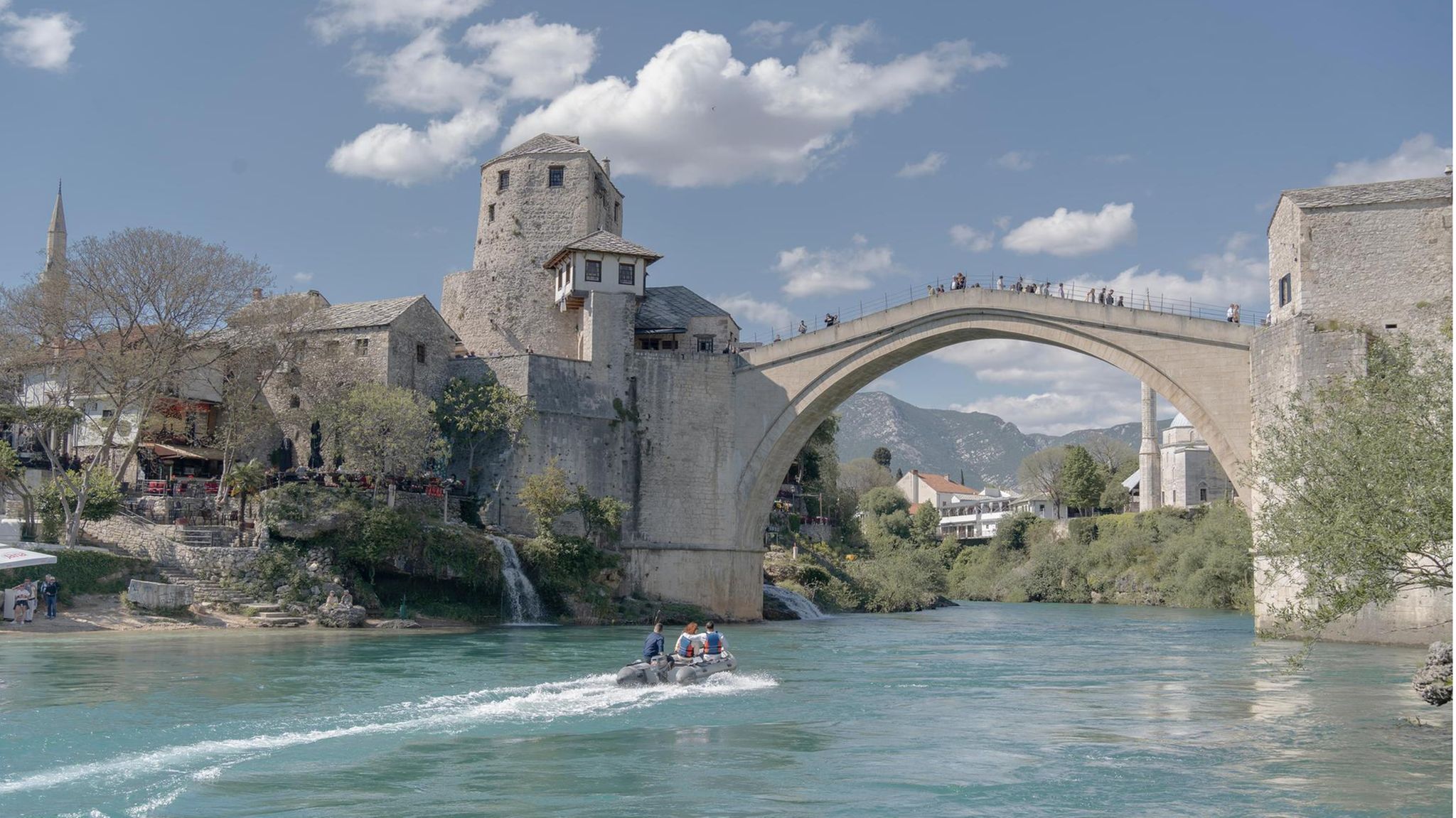 Motorboot auf dem Fluss Neretva