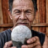 Nestor Manongas hält ein Salzei in der Hand