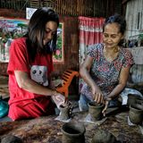 Zwei Frauen fertigen Tontöpfe an