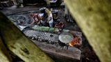 Salzsieder sieden Sole über offenem Feuer