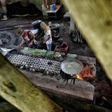 Salzsieder sieden Sole über offenem Feuer