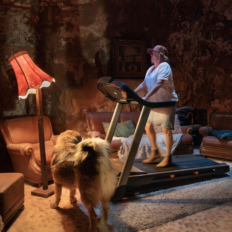 Sonia Hyland auf einem Laufband in ihrer Wohnhöhle