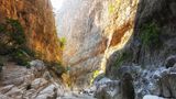 Blick in eine Schlucht mit Wanderern