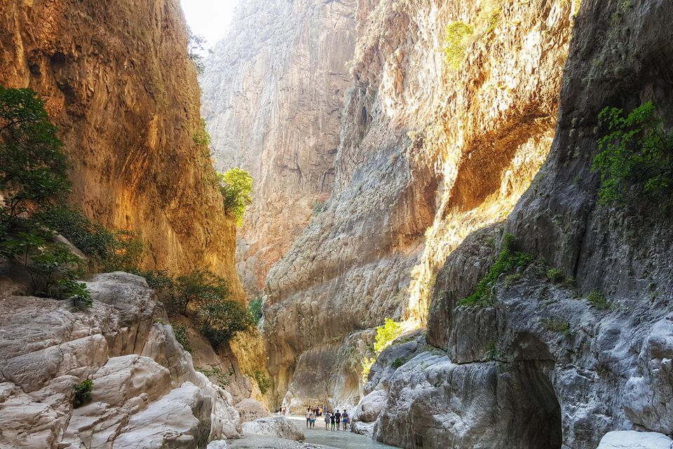 Blick in eine Schlucht mit Wanderern  1.7778