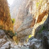 Blick in eine Schlucht mit Wanderern