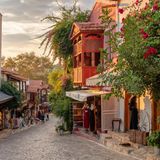Zentraler Blickentlang einer gepflasterten Straße in Abendstimmung
