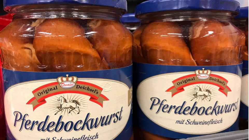 Für die einen ist es geliebtes Haustier und Freund, für die anderen lecker Bockwurst: Pferdefleisch ist in Europa umstritten – nicht so sehr aber wie Hundefleisch, das als tabu gilt