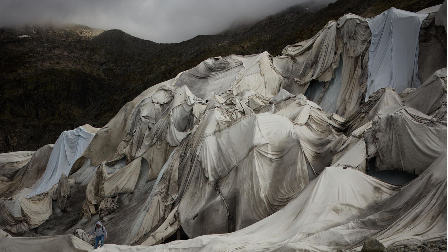 Preisgekröntes Bild: Der Mensch (unten links) diene als Erinnerung daran, wer für den momentanen Zustand des Gletschers verantwortlich sei, schreibt Fotograf Paulo Sousa zu seinem Bild Der Mensch (unten links) diene als Erinnerung daran, wer für den momentanen Zustand des Gletschers verantwortlich sei, schreibt Fotograf Paulo Sousa zu seinem Bild