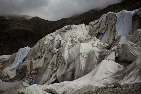 Der Mensch (unten links) diene als Erinnerung daran, wer für den momentanen Zustand des Gletschers verantwortlich sei, schreibt Fotograf Paulo Sousa zu seinem Bild