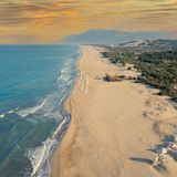 Luftbild eines Strandes im warmen Sonnenlicht