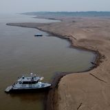 Was die Amazonasregion derzeit erlebt, könnte also erst der Anfang weit größerer und dramatischerer Umwälzungen sein. Wie lange die aktuelle Dürreperiode noch andauern wird, ist unklar. Während einige Experten bereits in wenigen Wochen auf Regen hoffen, befürchten andere, dass sich die Lage erst Ende November oder Anfang Dezember bessern wird.