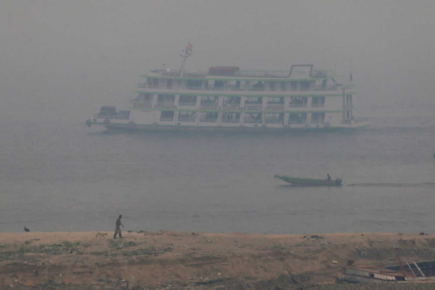 Die Metropole Manaus kämpft derweil noch mit einer weiteren Umweltkatastrophe. Die Luftqualität in der Hauptstadt des Bundesstaates Amazonas gehört ohnehin zu den schlechtesten der Welt. Nun verschwindet die Metropole mit ihren 2 Millionen Einwohnerinnen und Einwohnern seit Wochen hinter dicken Rauchschwaden, der Universitätsbetrieb ist eingestellt, zahlreiche Aktivitäten wie der internationale Marathon wurden abgesagt. Die Trockenzeit wird in der Region häufig genutzt, um mit Feuer Regenwald für die Viehzucht zu roden und Platz für Weideflächen zu schaffen. Was für den Regenwald ohnehin schon eine Katastrophe ist, ist in einer extremen Dürre wie dieser noch fataler: Durch die große Hitze und den fehlenden Regen geraten die Waldbrände noch schneller als sonst außer Kontrolle und setzen auch die umliegende Vegetation in Brand.