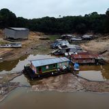 Besonders dramatisch ist die derzeitige Situation für Menschen, die auf Hausbooten oder in abgelegenen Flussgemeinden leben. Für sie ist der Fluss nicht nur Nahrungs- und Trinkwasserquelle, sondern auch Transportweg. Wo befestigte Straßen fehlen, ist der Fluss die einzige Verbindung zur nächsten Stadt, nur er kann die Versorgung mit Lebensmitteln und Medikamenten sicherstellen. Durch sinkende Flusspegel und das Austrocknen ganzer Flussläufe sind inzwischen viele Flussgemeinden von der Außenwelt abgeschnitten. Besonders abgelegene Dörfer müssen deshalb notfalls mit Hubschraubern aus der Luft versorgt werden. Tourismus und kommerzielle Schifffahrt in der Region: ausgebremst.