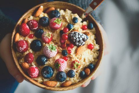 Gefrorene Beeren auf Haferbrei