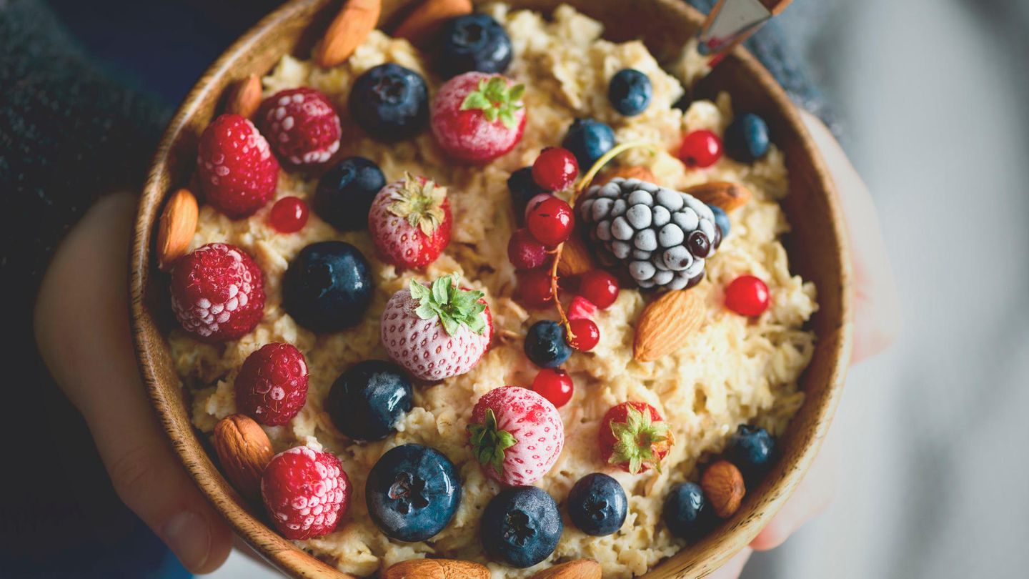 Gefrorene Beeren auf Haferbrei
