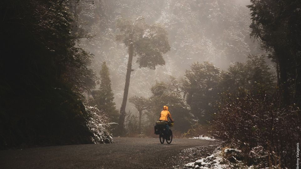 Gegen Ende ihrer Reise fahren die beiden südwärts auf der "Carretera Austral", einer Straße in Chile, immer das Ziel im Kopf: Ushuaia in Patagonien. Längst ist aus einem Paar auch ein Team geworden