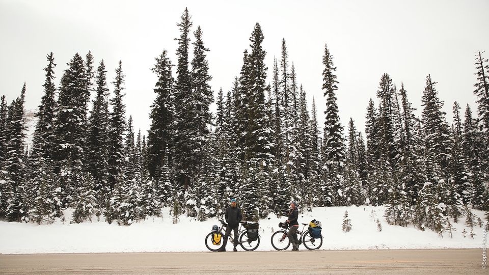 Gegenwind, Hitze oder Schnee (hier in Kanada) halten das französische Pärchen nicht auf, auch nicht ein gravierender Unfall in Alaska