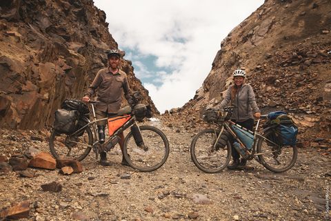 Jérémy Vaugeois (35) und Sophie Planque (34) mussten unterwegs auf ihrem Trip jede Menge Pässe meistern - zum Beispiel diesen hier in Peru auf 4913 Metern über Normal Null