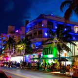 Gebäude auf dem Ocean Drive werden bunt angeleuchtet